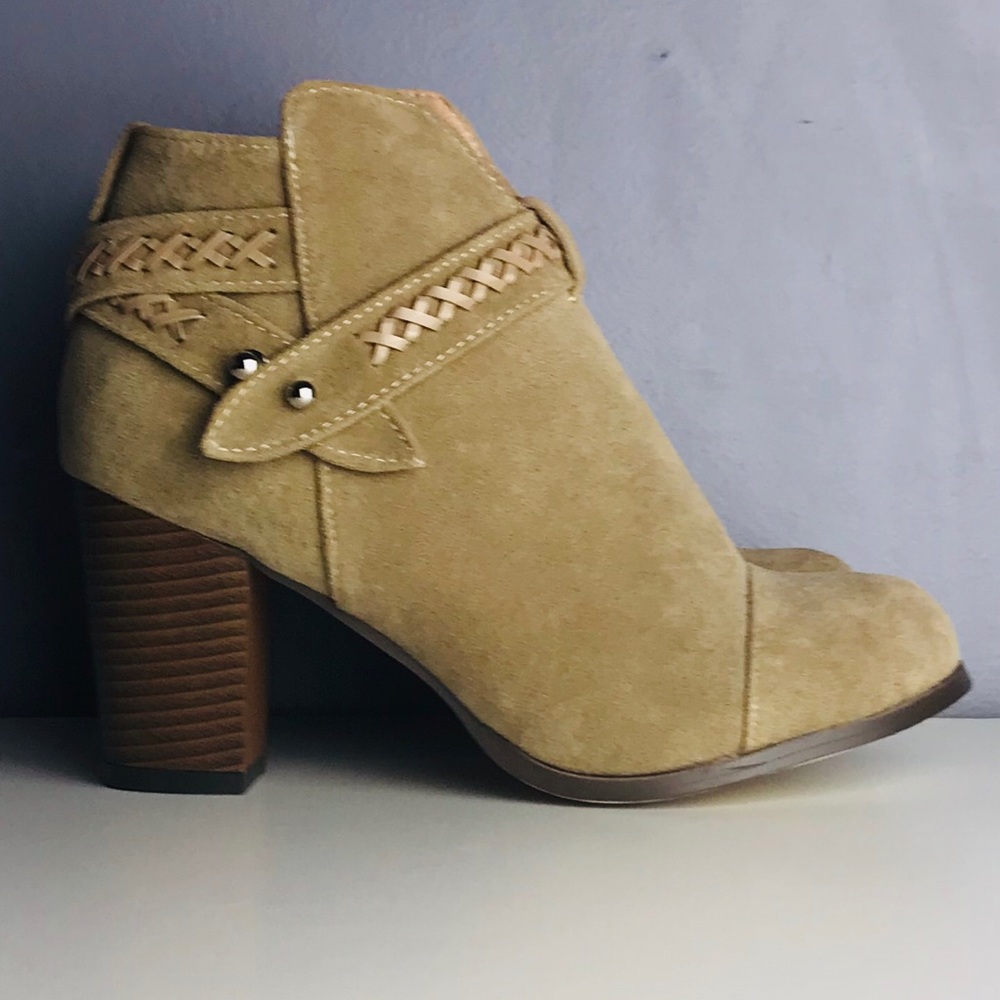 Chase & Chloe Andrea Whipstiched Bootie Taupe Sz 8